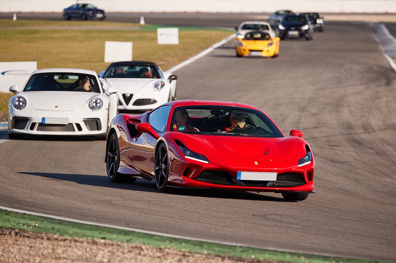 Sportwagen auf dem Hockenheimring bei einem Trackday der School of Racing