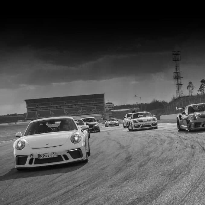 Sportwagen bei einem Trackday der School of Racing