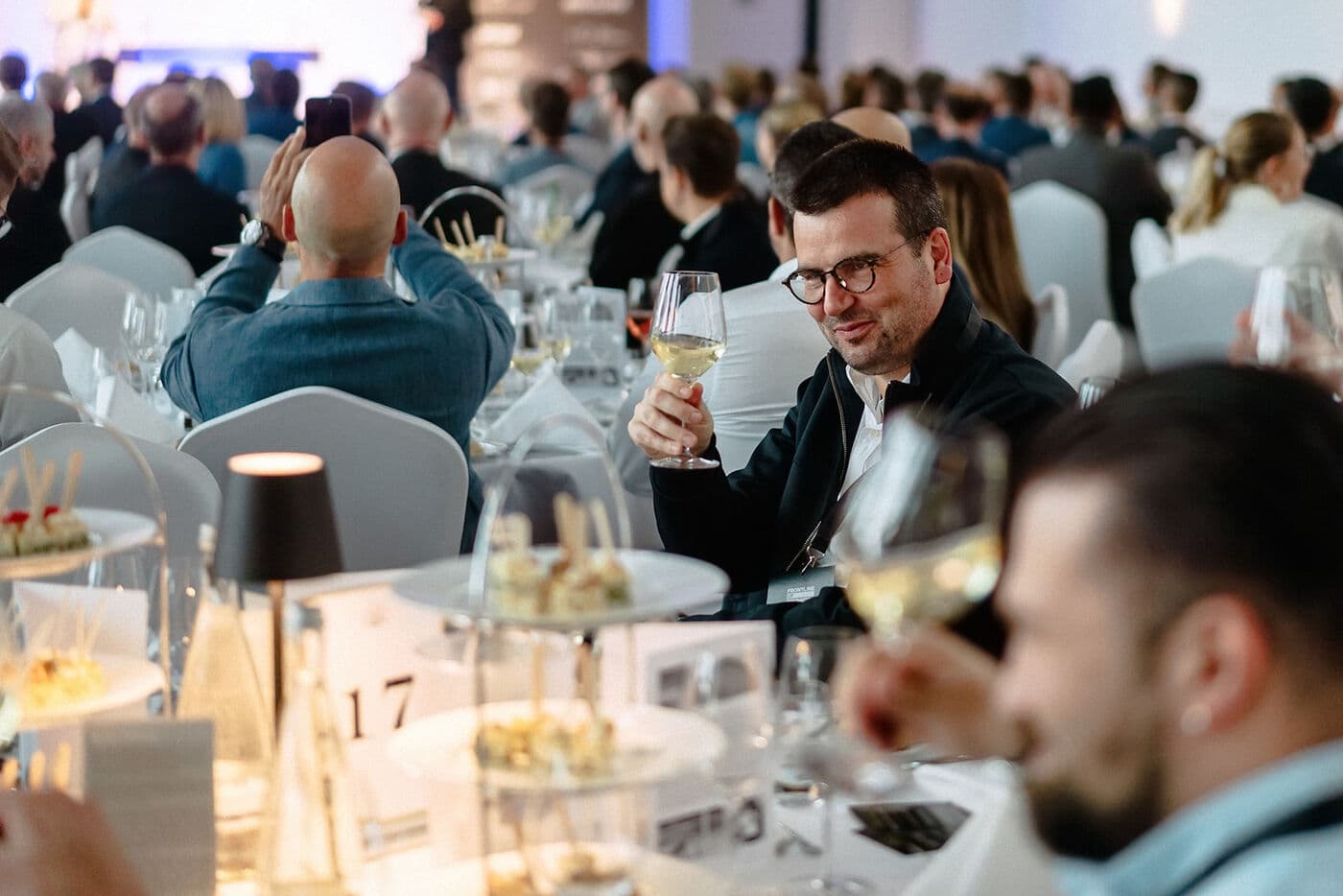 Gäste an gedeckten Tischen beim FOI-Dinner im Mai 2026