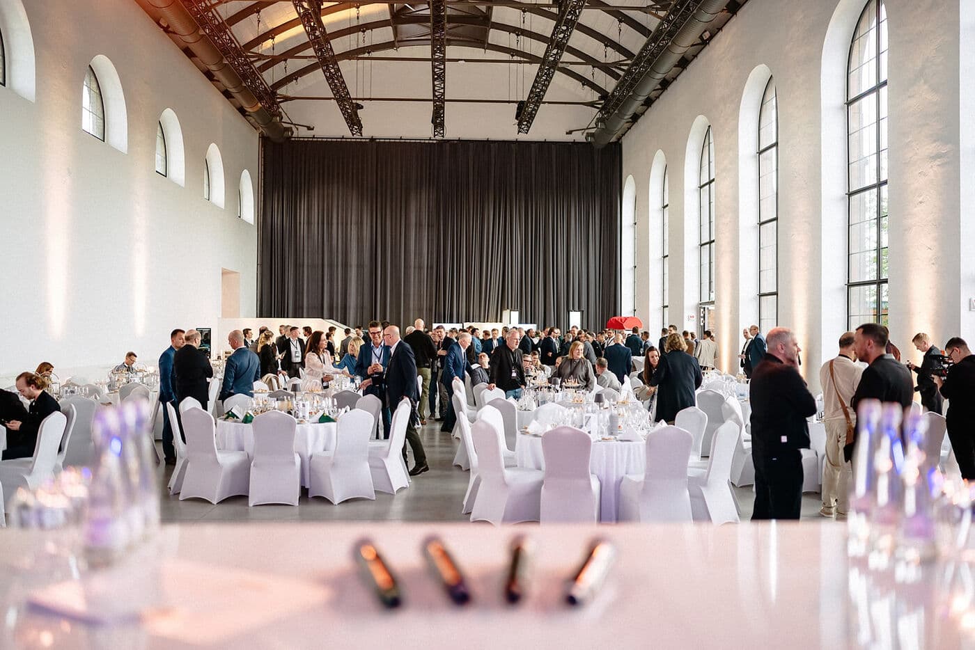 Der Saal in der Alten Schildkrötfabrik beim FOI-Dinner im Mai 2026